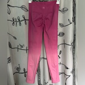 NWOT BuffBunny Synergy Seamless Scrunch Butt Legging Pink Ombré
